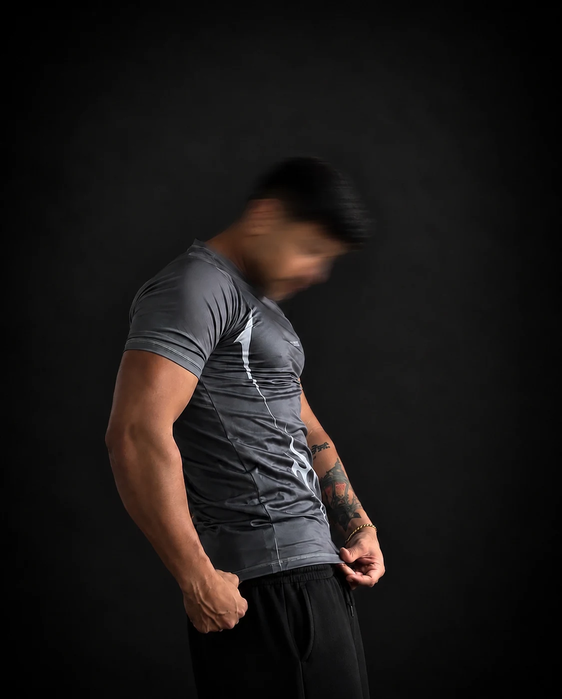 Detalle lateral de la camiseta OUFIVE gris