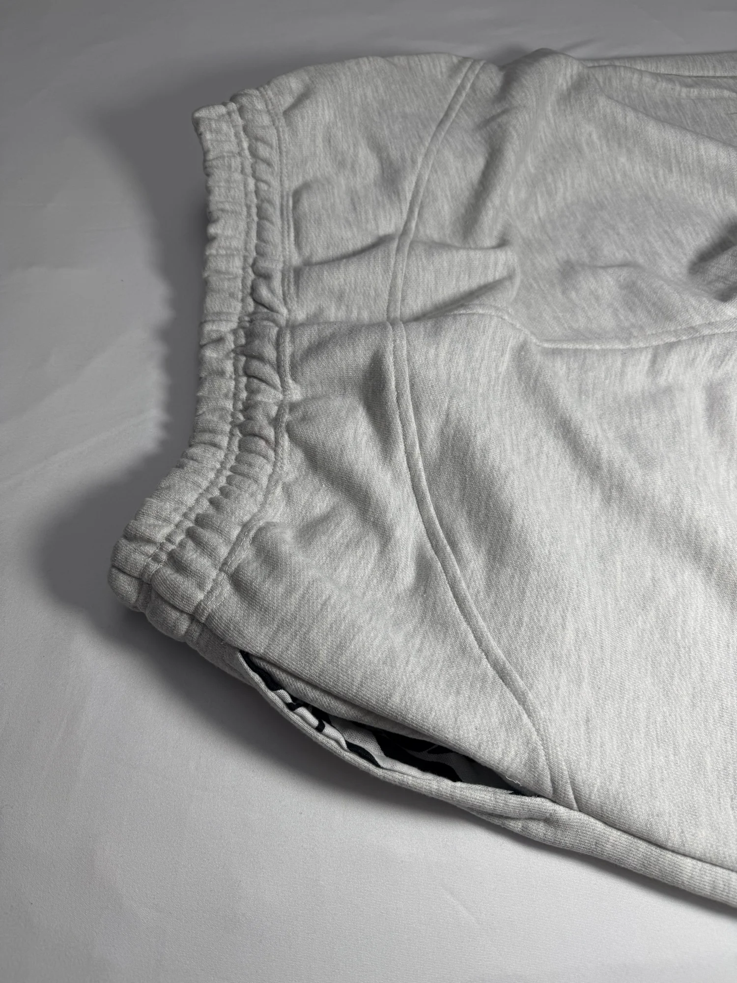 Detalle de tela y cintura del jogger gris