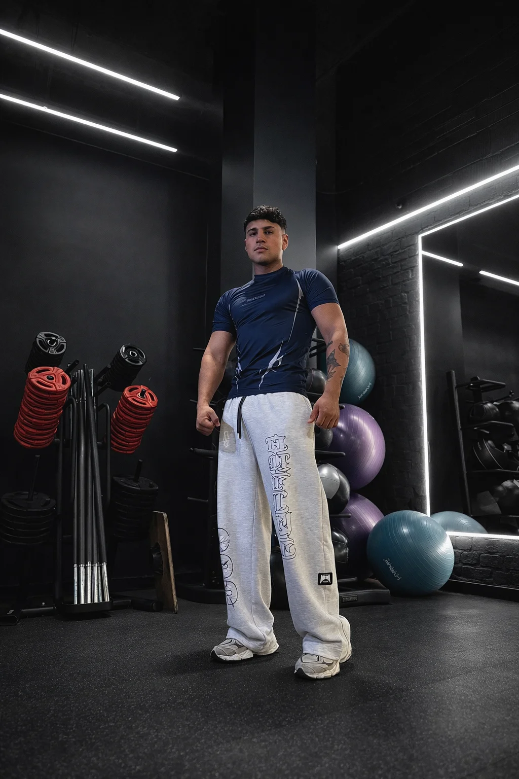 Jogger gris en modelo hombre, vista frontal