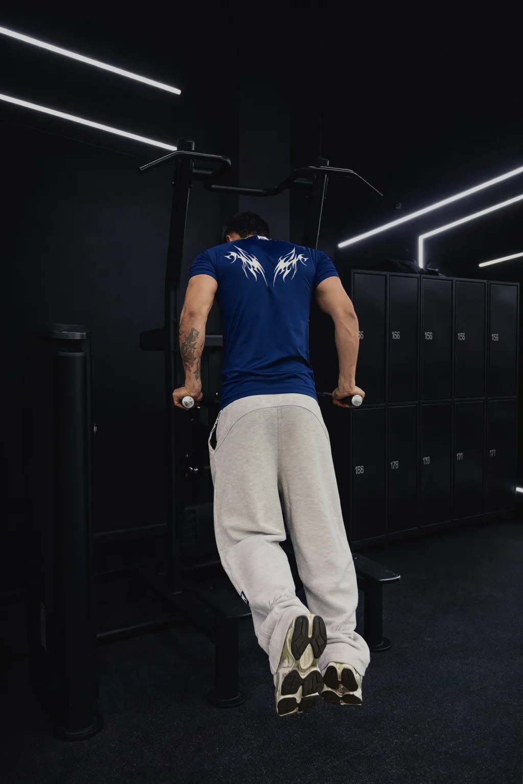 Jogger gris en modelo hombre entrenando