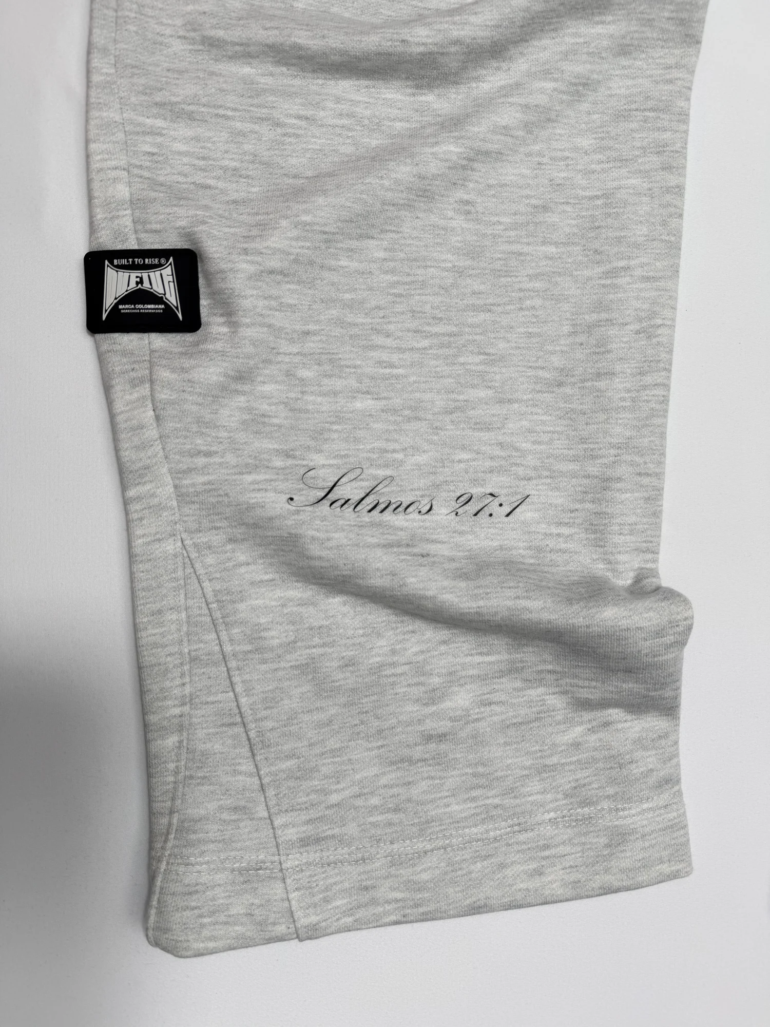 Detalle del estampado del jogger gris