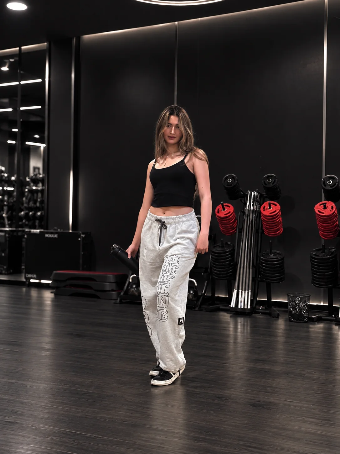 Jogger gris unisex en modelo mujer, vista frontal