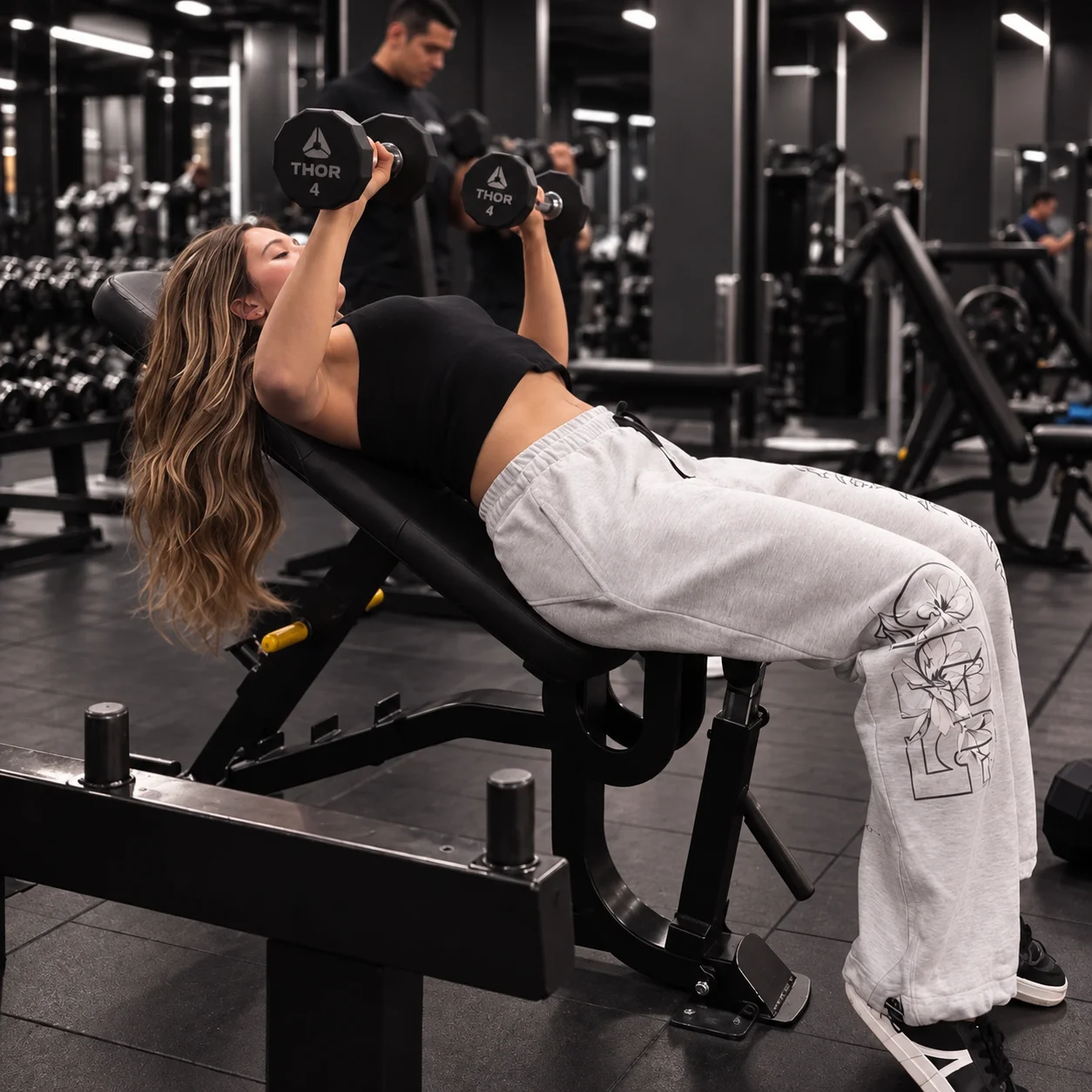Jogger gris en modelo mujer entrenando