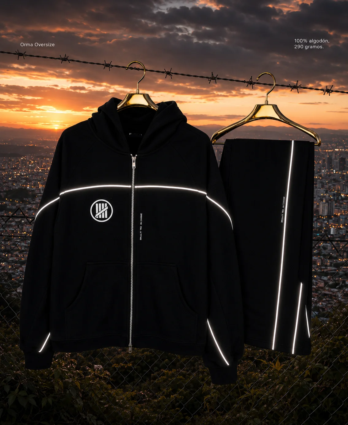 Chaqueta y pantalón del conjunto reflectivo en perchas