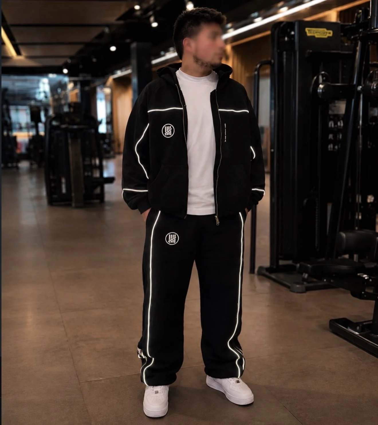 Conjunto reflectivo, vista frontal en gimnasio